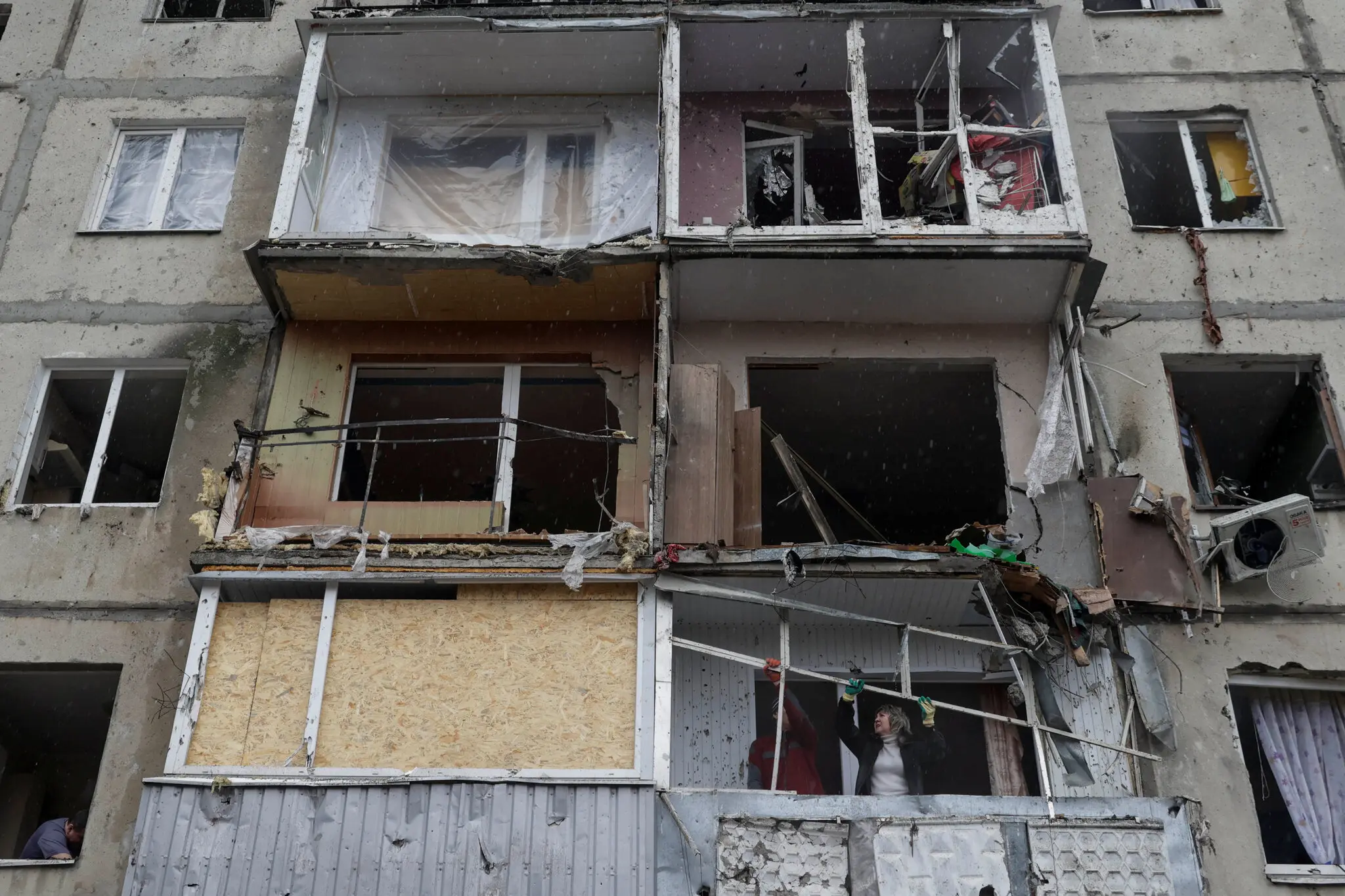 У Полтаві жінка розбирала сміття з багатоповерхівки.